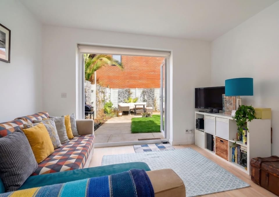 Canal View House - 2BR with Garden & Parking House in London Borough of Islington