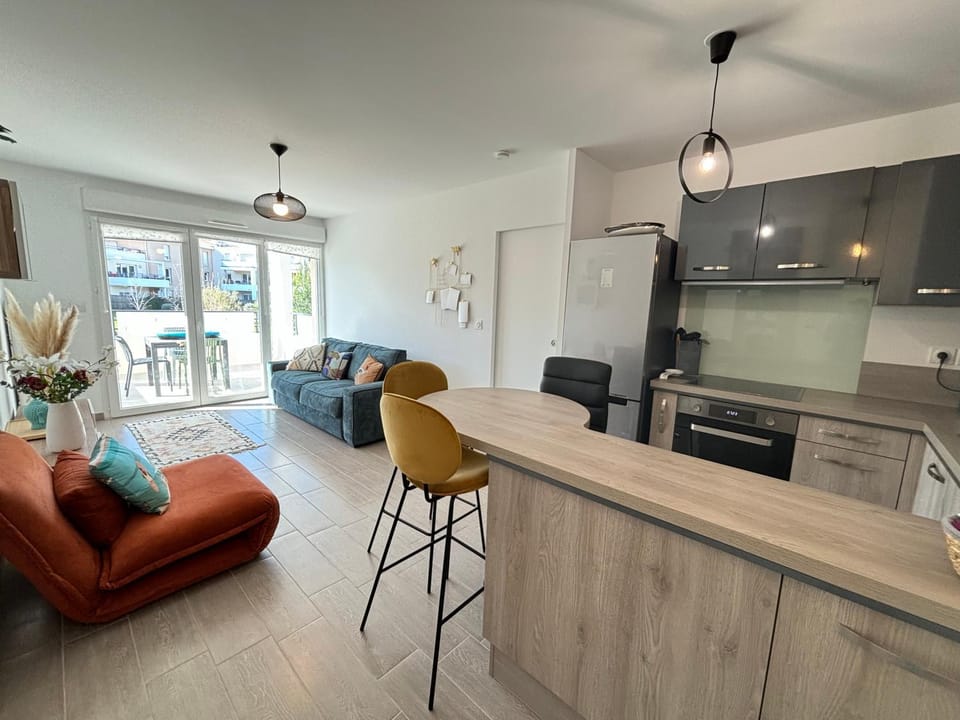 Kitchen or kitchenette, Living room, Seating area, Dining area, minibar, oven, pet friendly, stove