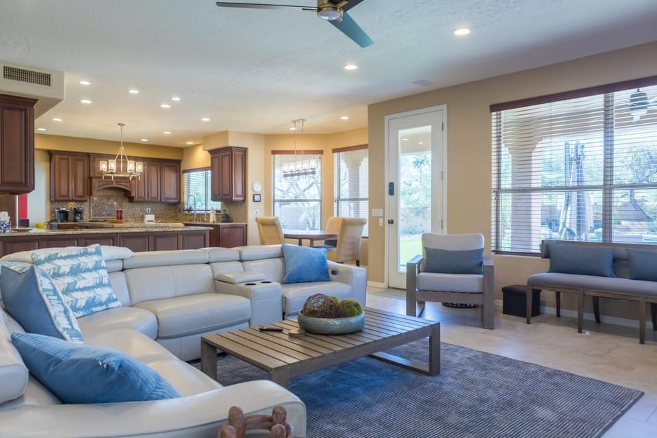 Desert Paradise Pool Spa Pickleball Putt Green House in Phoenix