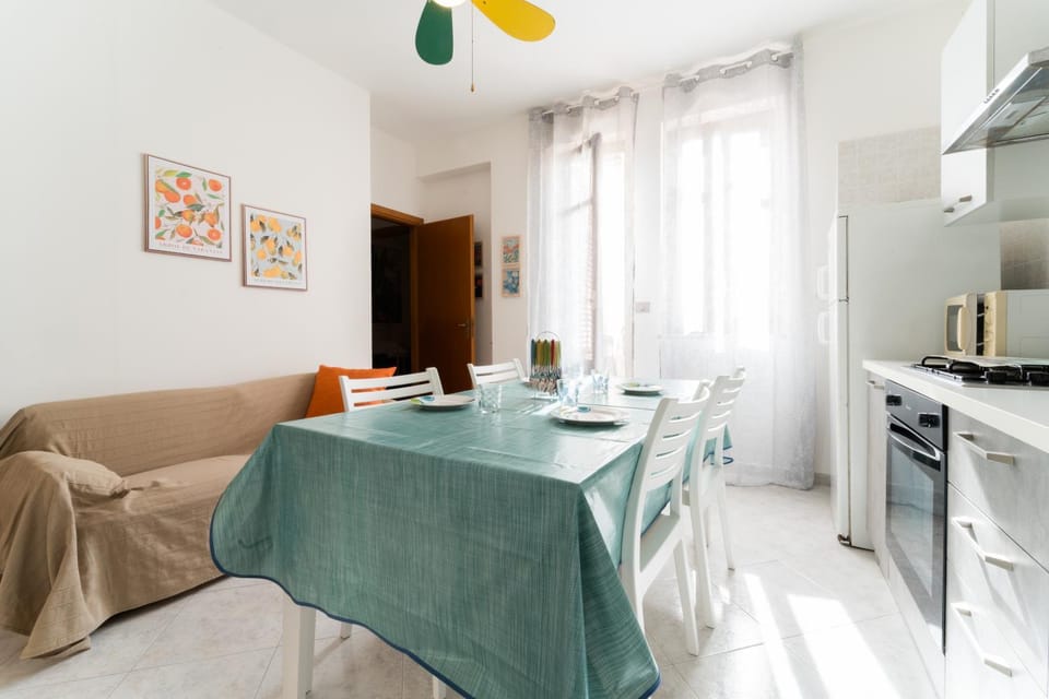 Kitchen or kitchenette, Dining area, oven, stove