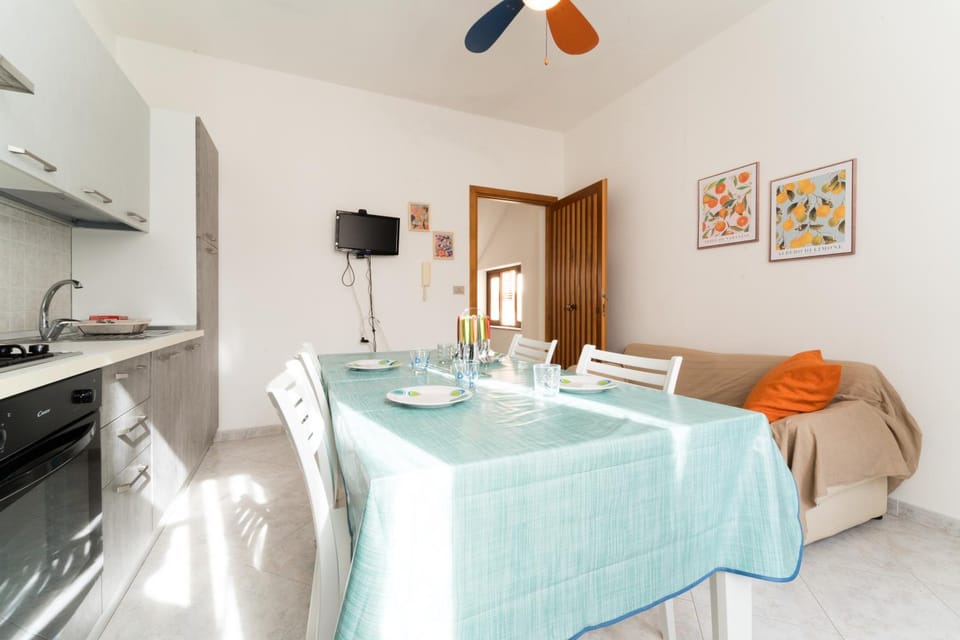 TV and multimedia, Kitchen or kitchenette, Living room, Seating area, Dining area, stove