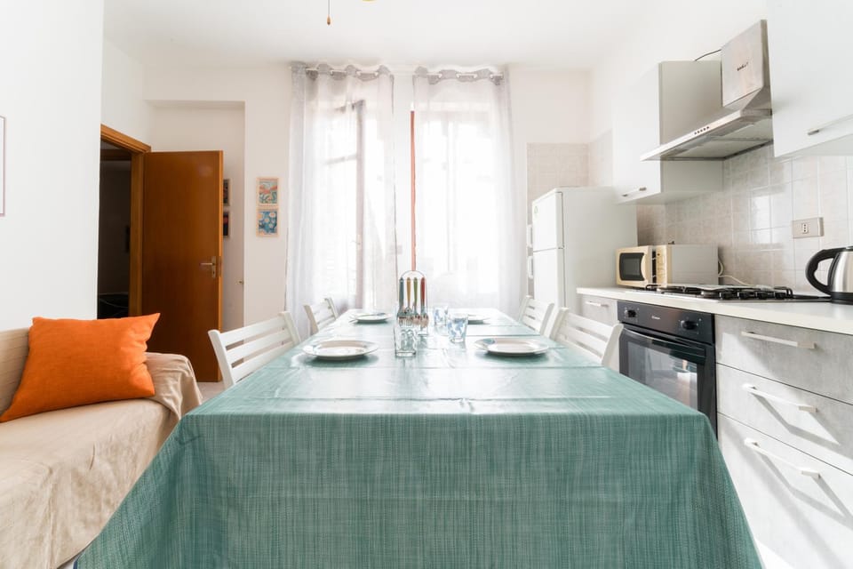 Kitchen or kitchenette, Living room, Seating area, Dining area, oven, stove