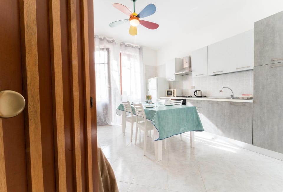 Kitchen or kitchenette, Dining area, stove