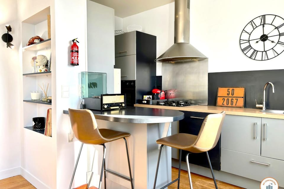 Kitchen or kitchenette, Dining area, stove