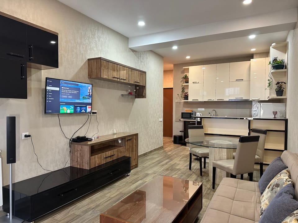 TV and multimedia, Kitchen or kitchenette, Living room, Seating area, Dining area, minibar, oven, stove