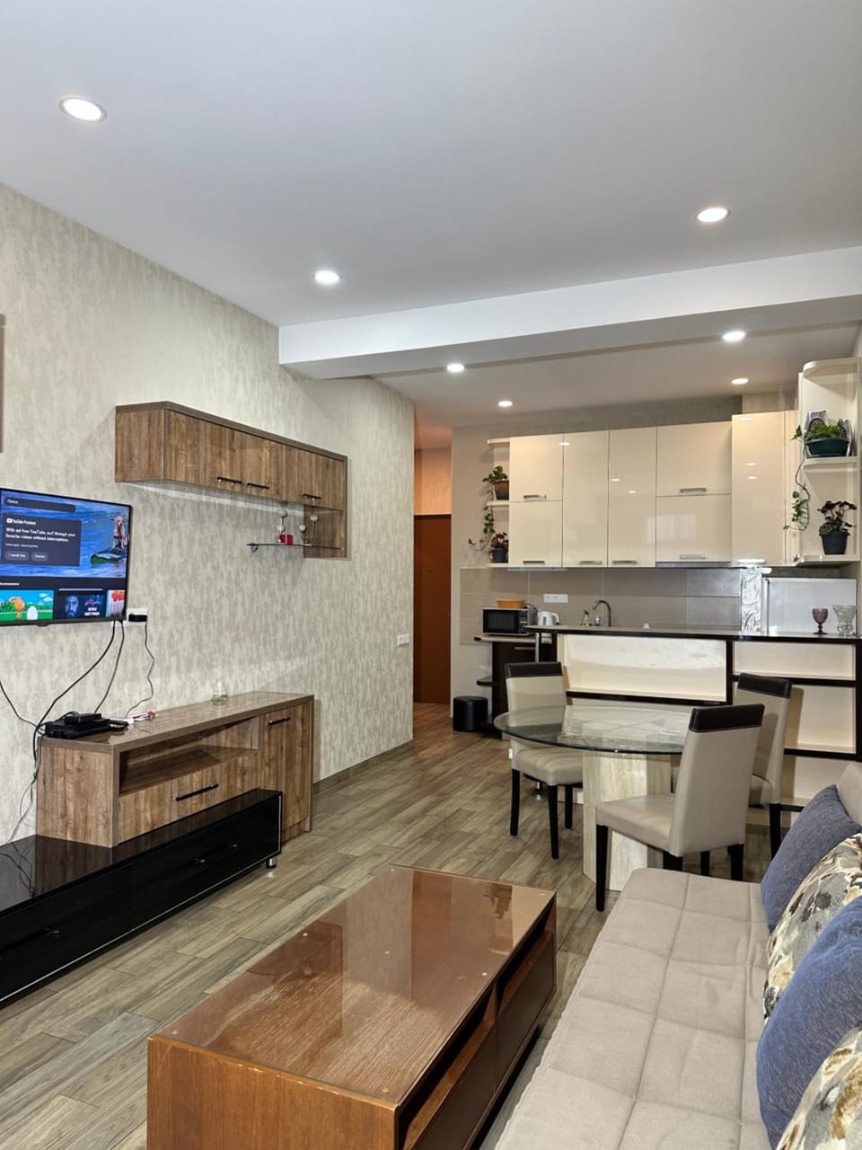 Kitchen or kitchenette, Living room, Seating area, Dining area, minibar, oven, stove