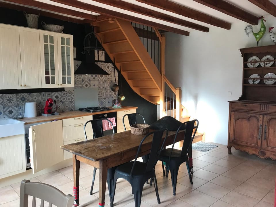 Kitchen or kitchenette, Dining area