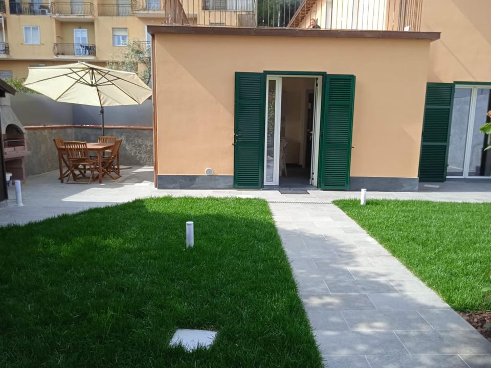 Property building, Day, Garden, Garden, Garden view