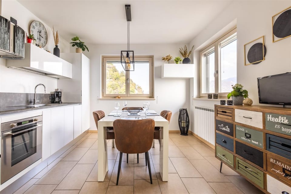 TV and multimedia, Kitchen or kitchenette, Dining area, oven, stove