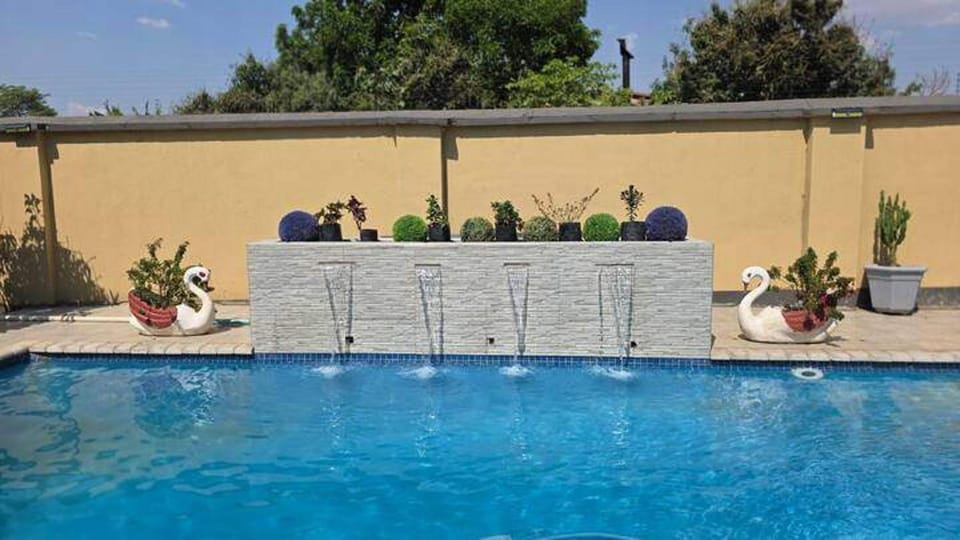 Cottage - Sleeps 4 - Pool - Near Airport House in Harare