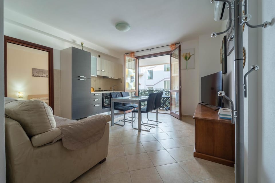 TV and multimedia, Kitchen or kitchenette, Living room, Seating area, Dining area