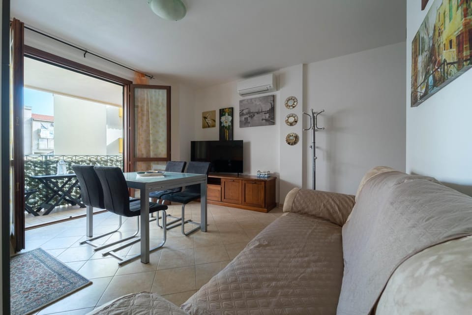 TV and multimedia, Living room, Seating area, Dining area, air conditioner