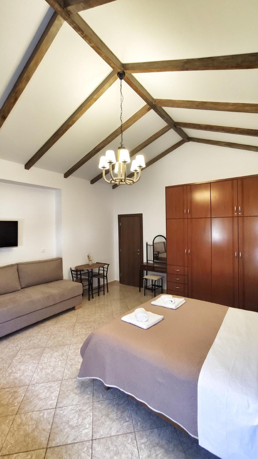 Bed, Photo of the whole room, Seating area, wardrobe