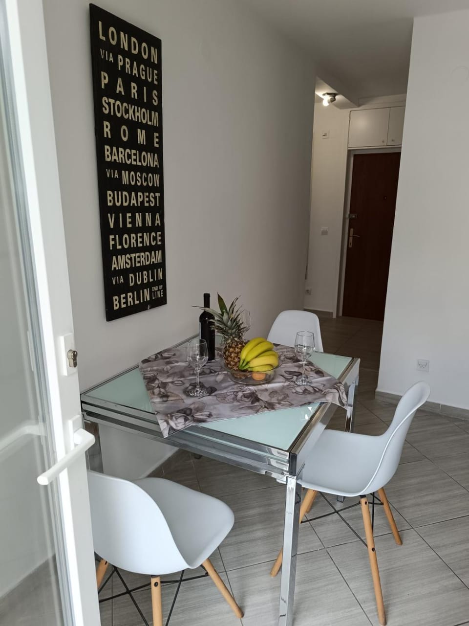 Seating area, Dining area