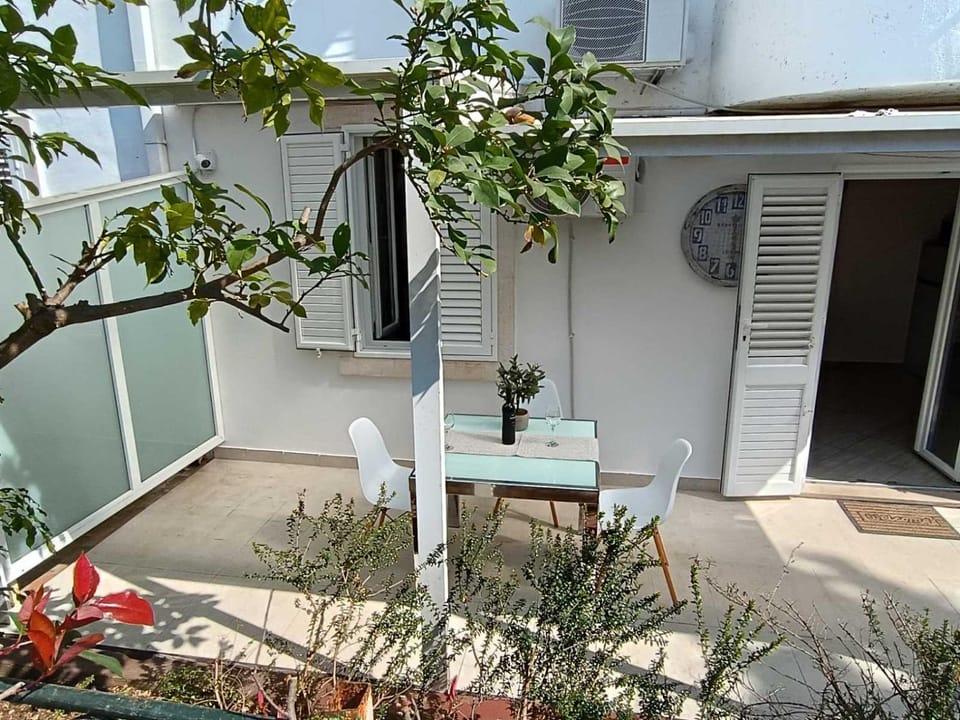 Property building, Day, Balcony/Terrace, Garden view