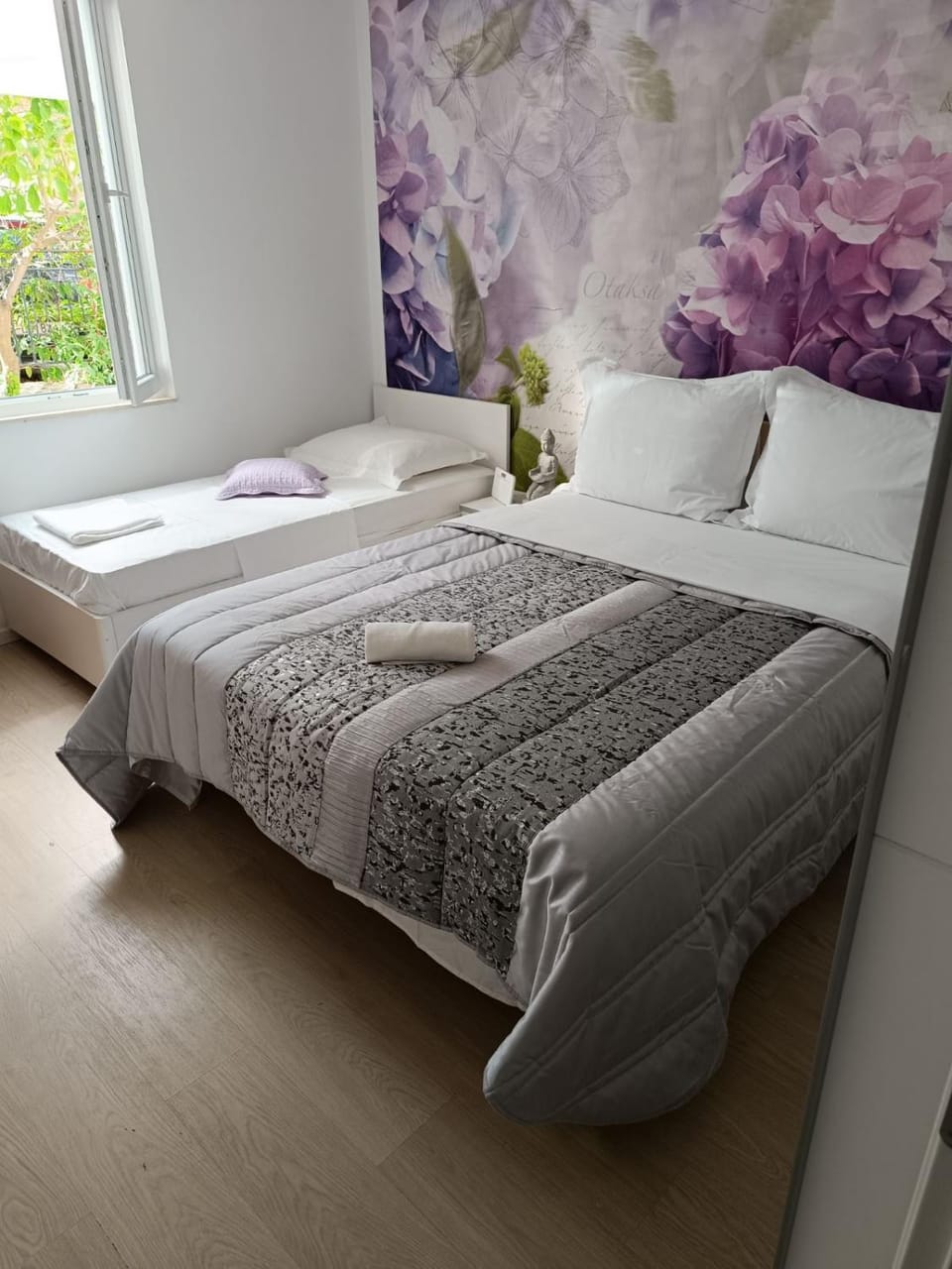 Bedroom, towels