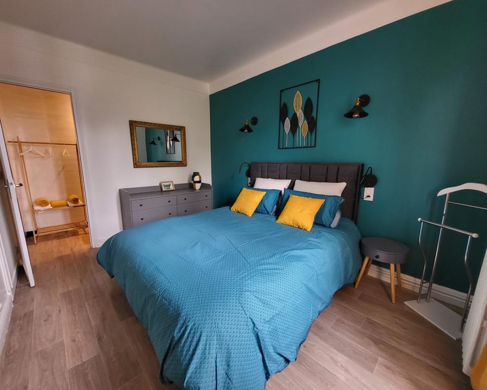 Photo of the whole room, Bedroom