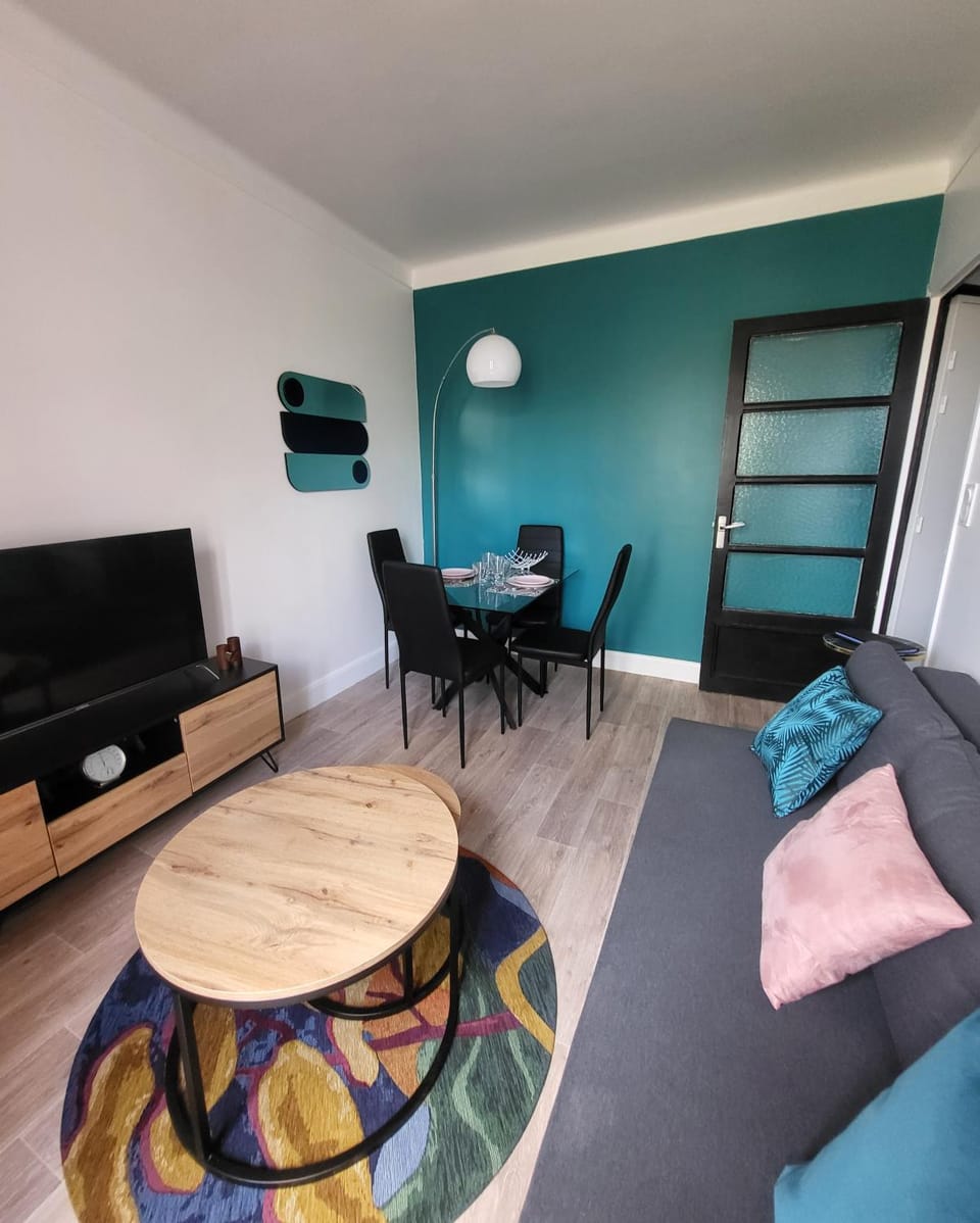 Communal lounge/ TV room, Bed, TV and multimedia, Living room, Seating area, Dining area