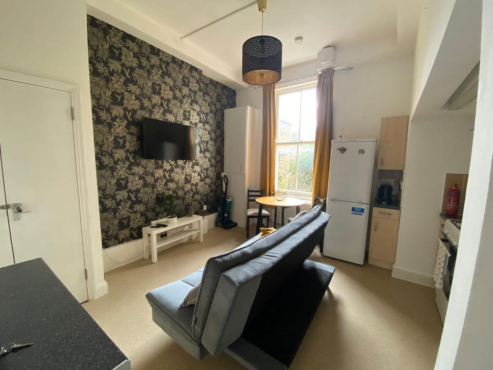 Bustling Western Apartment Apartment in City of Westminster