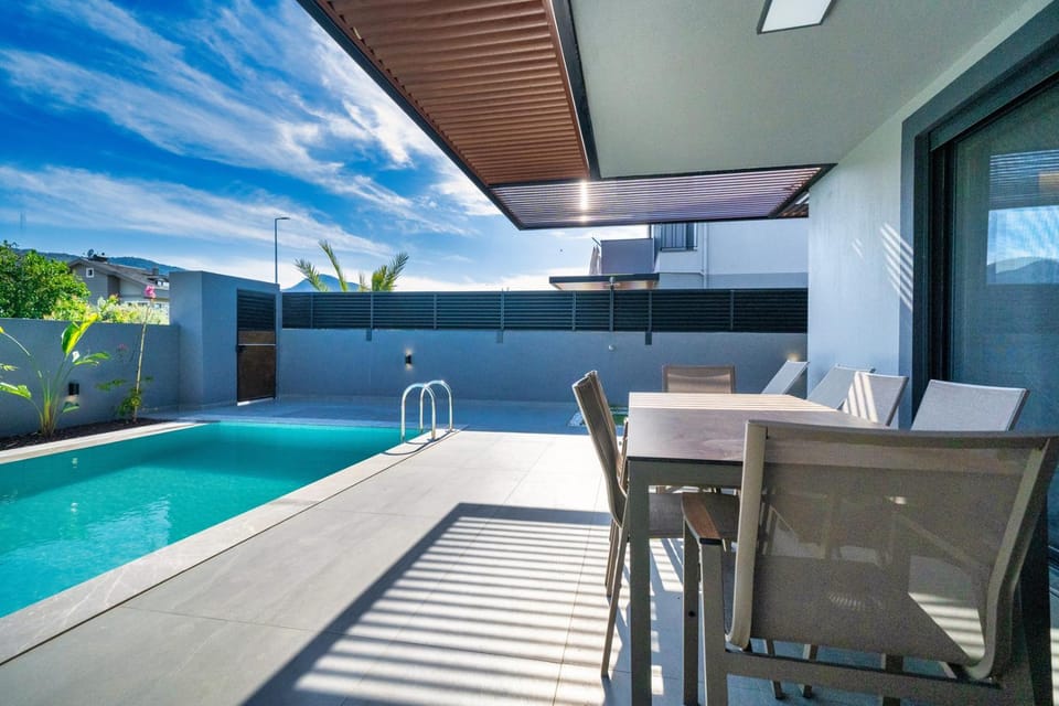 Patio, Day, Natural landscape, View (from property/room), Balcony/Terrace, Dining area, Pool view, Swimming pool, sunbed