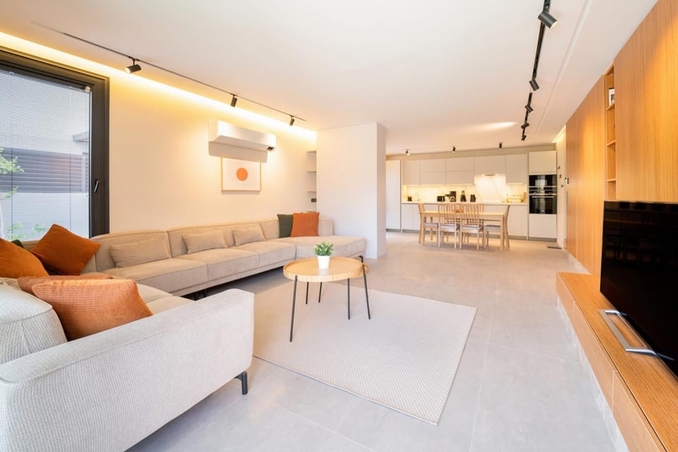 TV and multimedia, Kitchen or kitchenette, Living room, Seating area