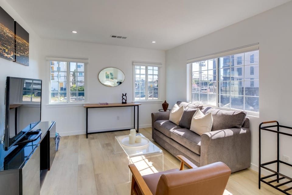 8 Mi to SoFi Stadium: Chic Los Angeles Abode Apartment in Culver City