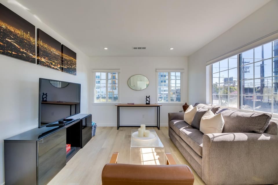 8 Mi to SoFi Stadium: Chic Los Angeles Abode Apartment in Culver City
