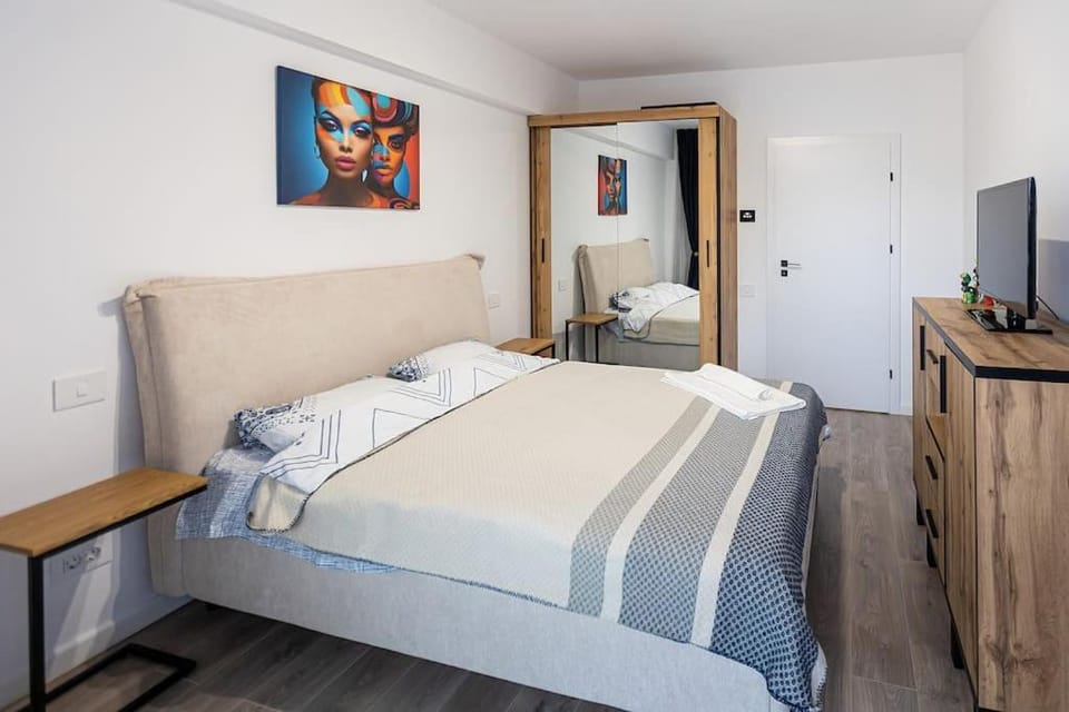 Bed, TV and multimedia, Bedroom, wardrobe