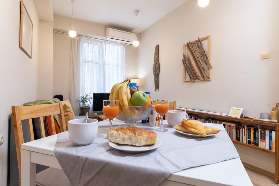 Living room, Food and drinks, Dining area, Food, Breakfast, Drinks