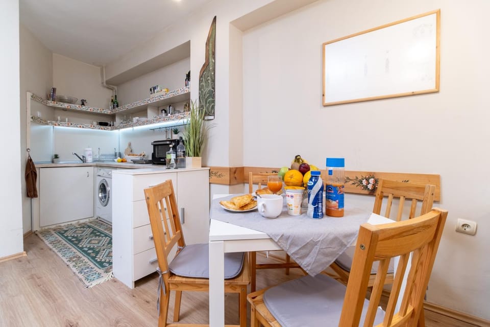 Kitchen or kitchenette, Food and drinks, Dining area, Food, Drinks, minibar