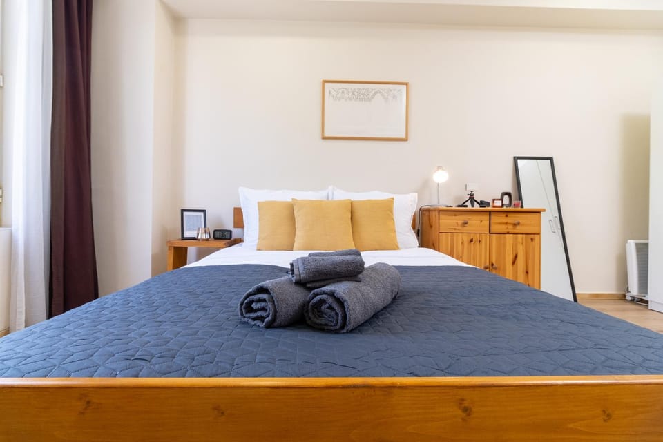 Bed, Photo of the whole room, Bedroom, Family, towels