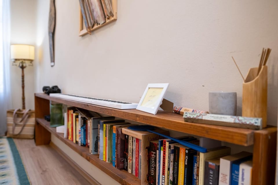 Day, Library, Living room, Decorative detail, On site, internet