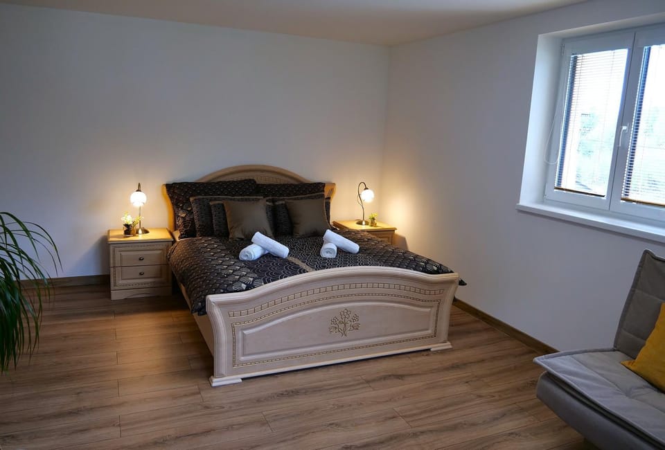 Photo of the whole room, Bedroom