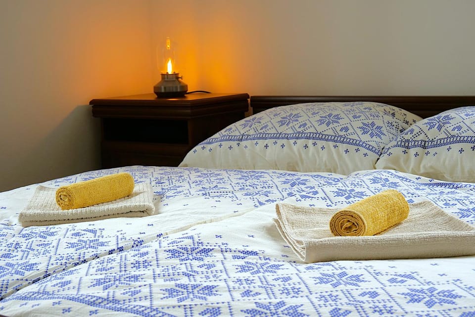 Photo of the whole room, Bedroom, towels