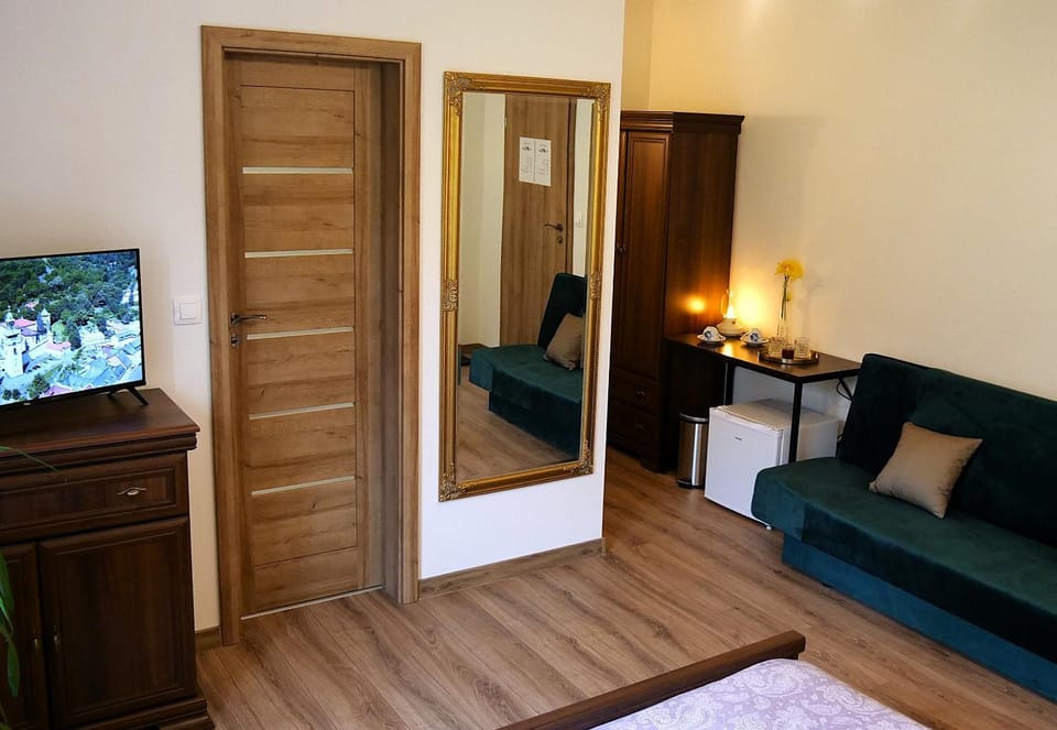 TV and multimedia, Photo of the whole room, Seating area, Bedroom, wardrobe