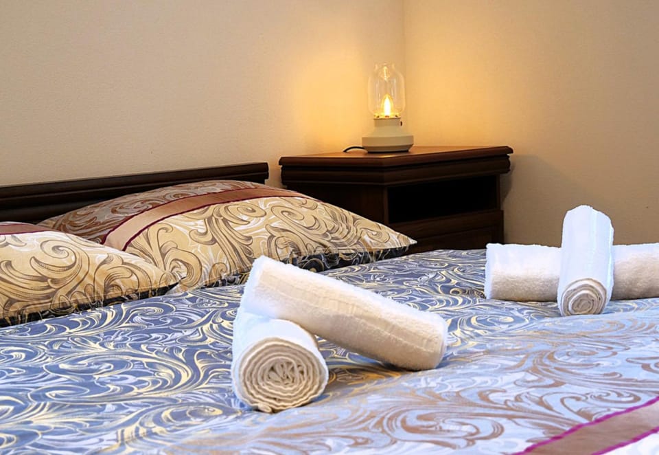 Photo of the whole room, Bedroom, towels