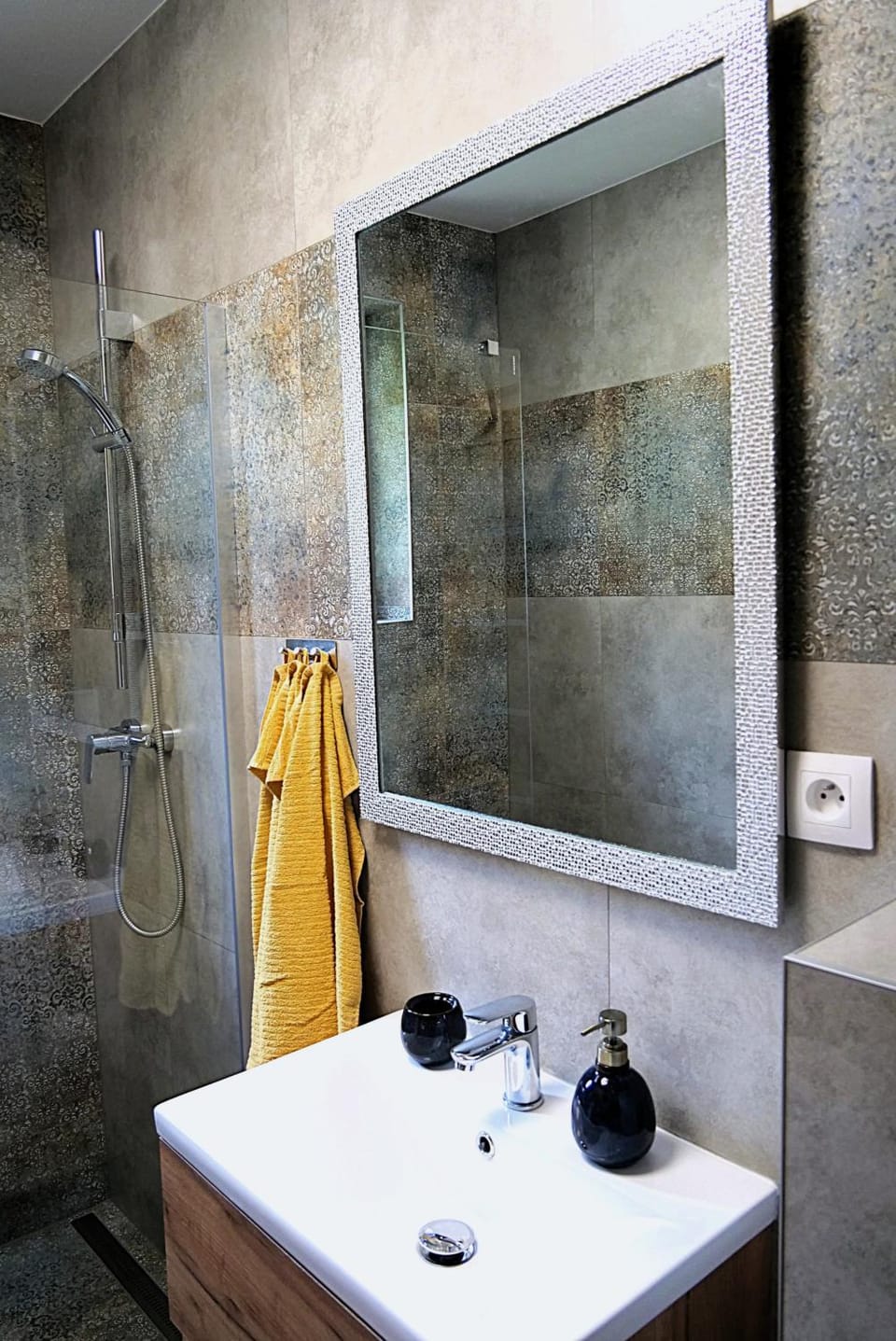 Shower, Bathroom, towels