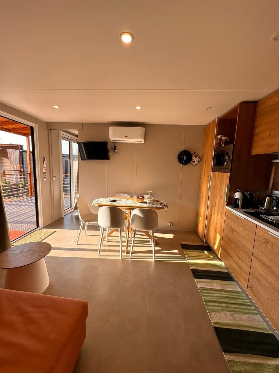 Living room, Seating area, kitchen
