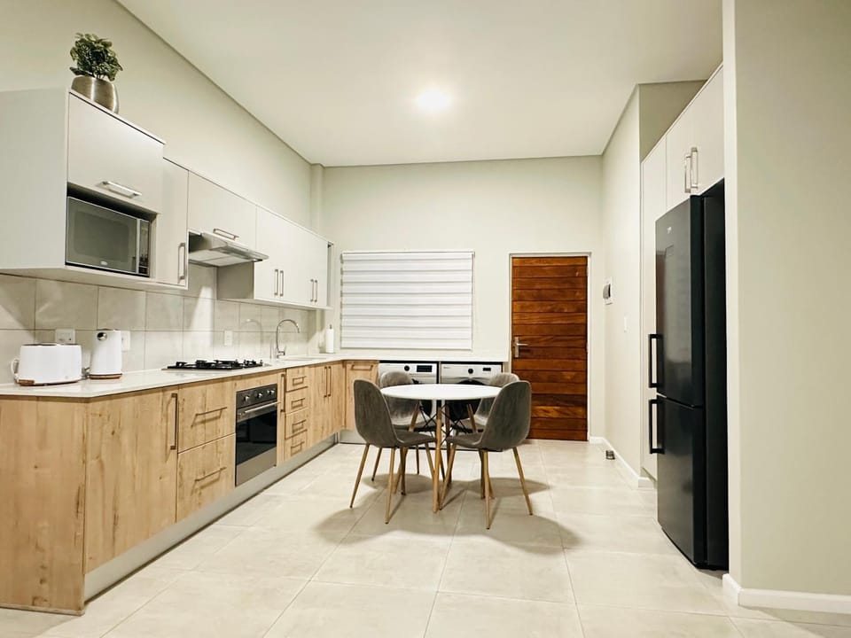 Kitchen or kitchenette, Dining area, minibar, pet friendly, stove