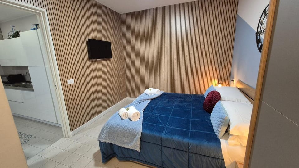 Bed, TV and multimedia, Photo of the whole room, Bedroom