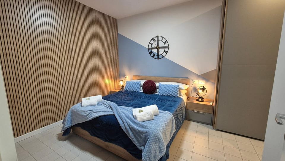 Bed, Photo of the whole room, Bedroom, towels, wardrobe