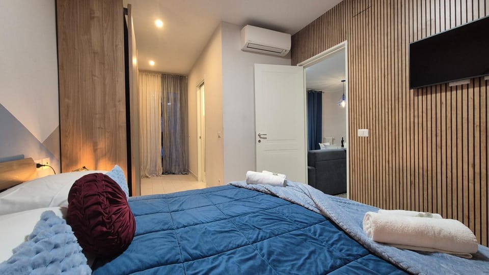 Bed, TV and multimedia, Photo of the whole room, Bedroom, towels, wardrobe, air conditioner