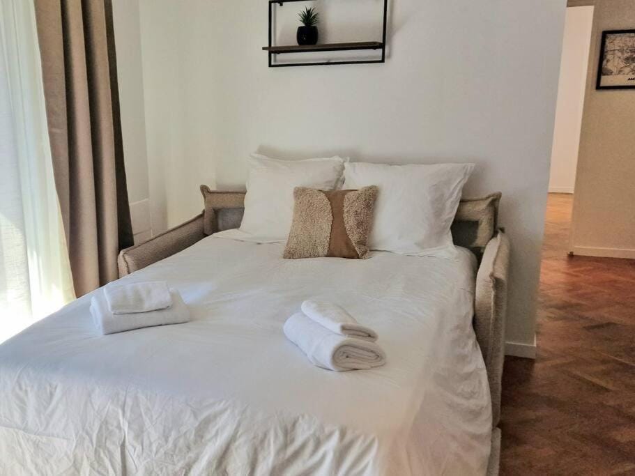 Bed, Living room