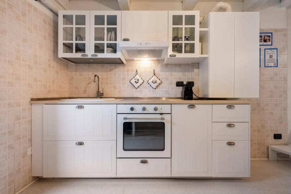 Kitchen or kitchenette, dishwasher, stove