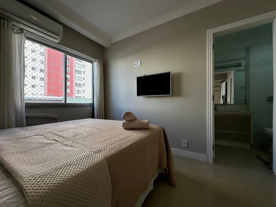 Bed, TV and multimedia, Bedroom