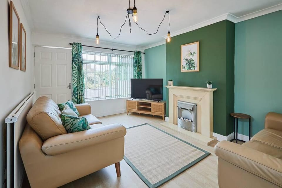 TV and multimedia, Living room, Seating area, Evening entertainment, flat iron