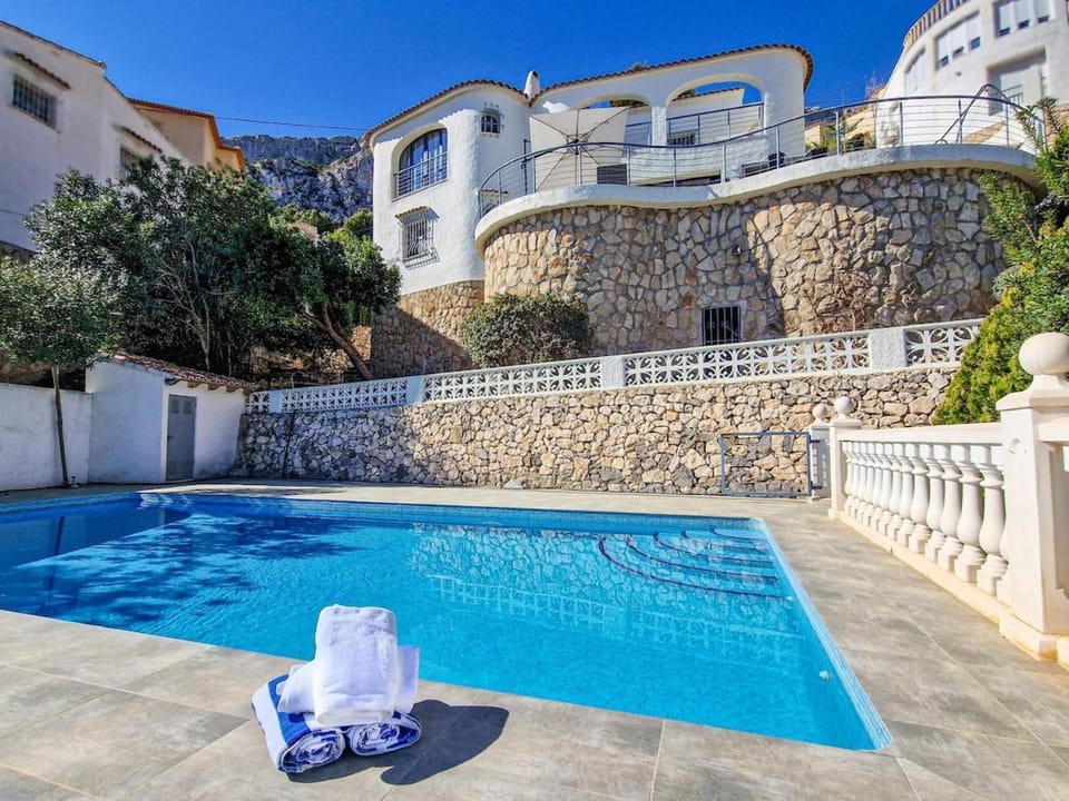 Property building, Day, Pool view, Swimming pool, sunbed