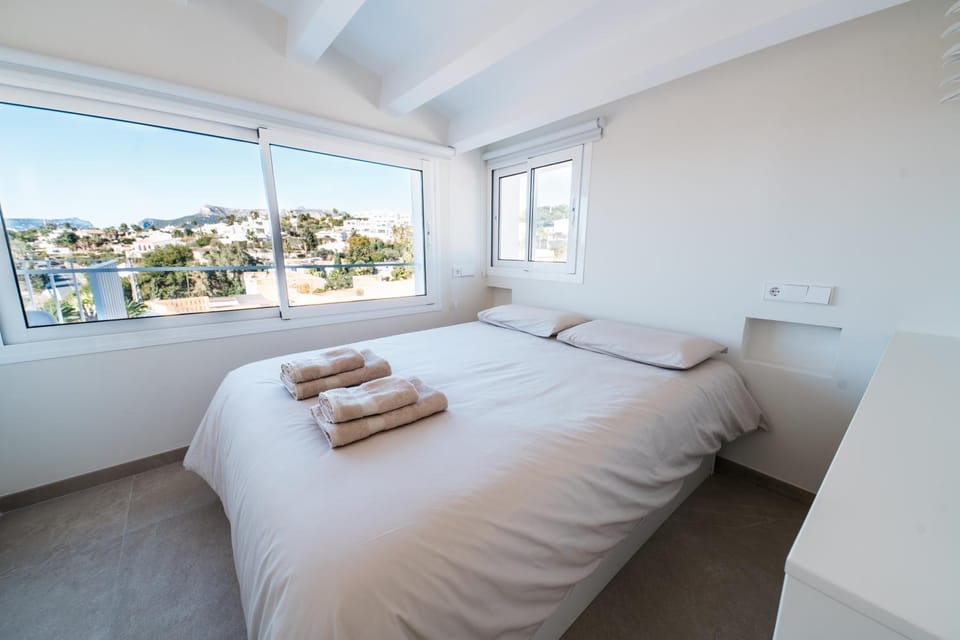 Bedroom, towels