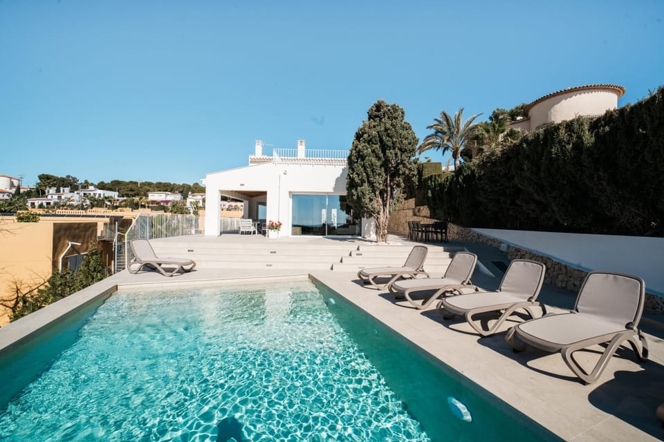 Property building, Swimming pool, sunbed