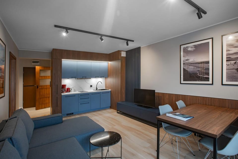 TV and multimedia, Kitchen or kitchenette, Living room, Seating area, Dining area